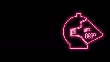 Siyah arka planda izole edilmiş baş koruma ikonu için parlayan neon hattı Ortaçağ demir miğferi. 4K Video hareketli grafik canlandırması