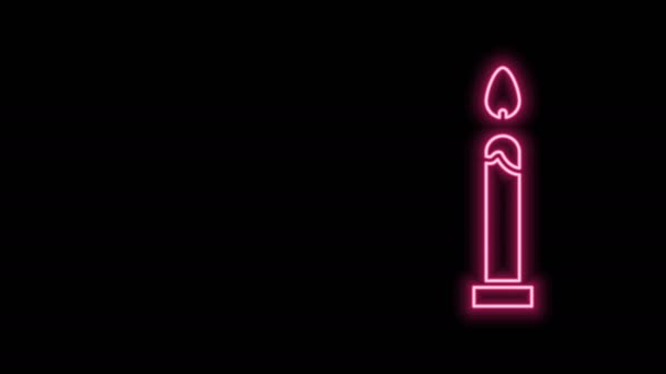 Žhnoucí neonová čára Hořící ikona svíčky izolovaná na černém pozadí. Válcový svícen s hořícím plamenem. Grafická animace pohybu videa 4K — Stock video