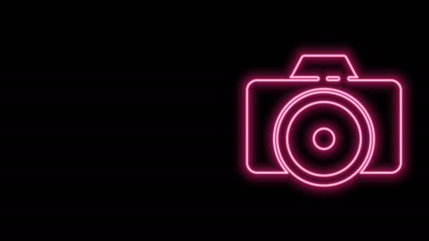 Zářící neonová čára Ikona fotoaparátu izolovaná na černém pozadí. Ikona fotoaparátu. Grafická animace pohybu videa 4K — Stock video