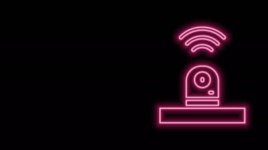 Parlayan neon hattı. Siyah arkaplanda akıllı güvenlik kamerası simgesi izole edildi. İnternet kavramının kablosuz bağlantısı. 4K Video hareketli grafik canlandırması