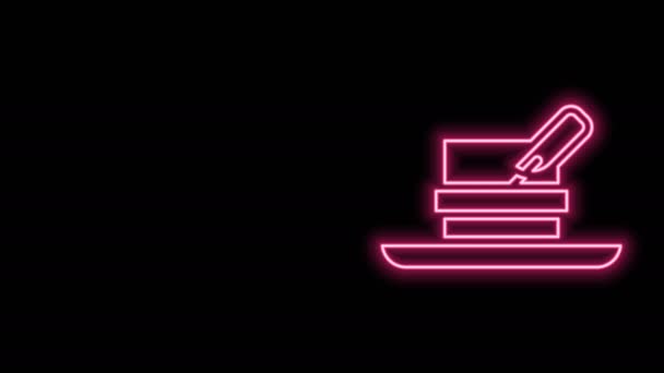 Gloeiende neon lijn Hunter hoed met veer pictogram geïsoleerd op zwarte achtergrond. Een wintermuts. 4K Video motion grafische animatie — Stockvideo