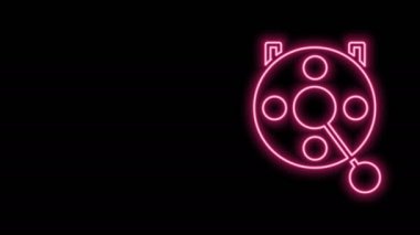 Siyah arka planda izole edilmiş balıkçı ikonu için parlayan neon halat makarası. Balık bobini. Balık oltası. 4K Video hareketli grafik canlandırması