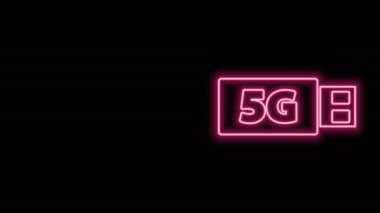 Hızlı mobil internet simgesi için parlayan neon hattı 5G modemi siyah arkaplanda izole edildi. Küresel ağ yüksek hızlı bağlantı veri oranı teknolojisi. 4K Video hareketli grafik canlandırması