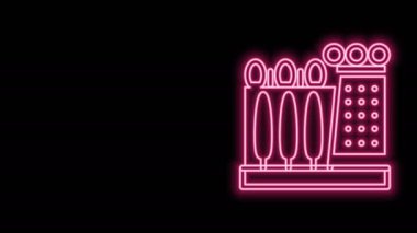 İspanya 'nın Figueres kentindeki Salvador Dali müzesinde parlayan neon hattı siyah arka planda izole edildi. 4K Video hareketli grafik canlandırması