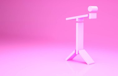 Pembe arka planda duran ikonlu pembe mikrofon. Minimalizm kavramı. 3d illüstrasyon 3B canlandırma.