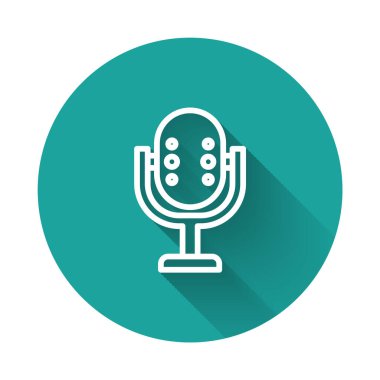 Beyaz çizgi mikrofon simgesi uzun gölge arkaplanı ile izole edildi. Radyodaki mikrofondan. Sözcü işareti. Yeşil daire düğmesi. Vektör.