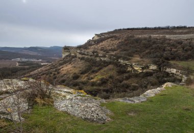 Kayalar ve yaylalar bush ile kaplı. Yeşil ormanlar ve alanları Vadisi