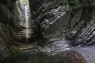 Nehir, yeşilliklerle çevrili bir yatak ile Mamed gorge kurutulmuş