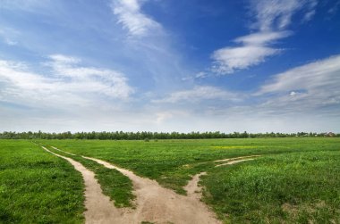 Yeşil alanları ve ormanları ile beyaz bulutlar mavi gökyüzü altında