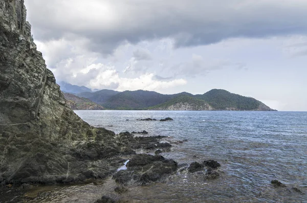 Türkiye'de Akdeniz kıyısında Çakıl Plajı