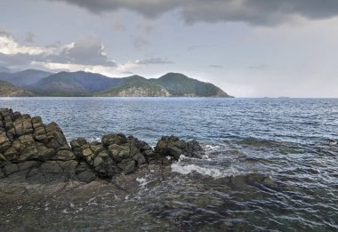 Türkiye'de Akdeniz kıyısında Çakıl Plajı