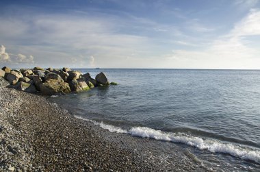 Lazarevskoye 'de Karadeniz kıyısında taş yığınıyla dolu bir sahil.