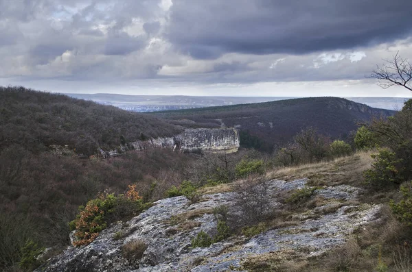 Rocce vicino al villaggio di Bolshshoe Sadovoe in Crimea — Foto Stock