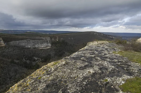 Скалы возле села Большшшо-Садовое в Крыму — стоковое фото