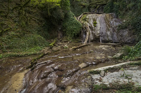 Wasserfall am Fluss Shahe in Sotschi — Stockfoto