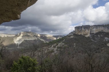 Kırım'da Bolshshoe Sadovoe köyü yakınlarındaki kayalar