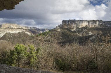 Kırım'da Bolshshoe Sadovoe köyü yakınlarındaki kayalar