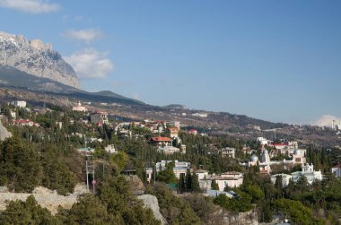 Simeiz köyünde ormanla kaplı dağlar (Kırım))