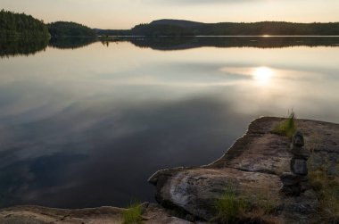 Yukarı Pulongskoye Gölü kıyısındaki Karelia kayalıklarında vahşi orman.