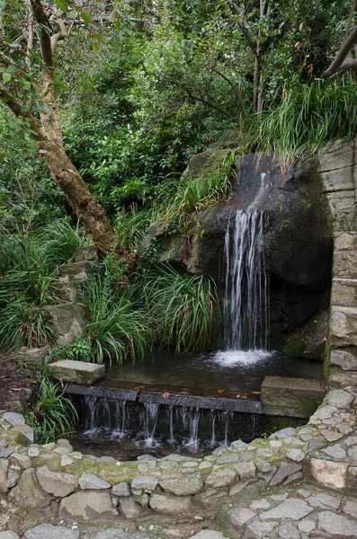 アルプカ市の公園内の装飾的な滝 クリミア — ストック写真