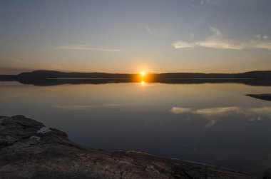 Yukarı Pulongskoye Gölü kıyısındaki Karelia kayalıklarında vahşi orman.