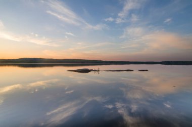 Yukarı Pulongskoye Gölü kıyısındaki Karelia kayalıklarında vahşi orman.