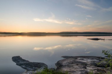 Yukarı Pulongskoye Gölü kıyısındaki Karelia kayalıklarında vahşi orman.