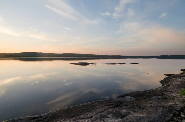 Дикий Лес Скалах Карелии Берегу Верхнего Пулонгского Озера — стоковое фото