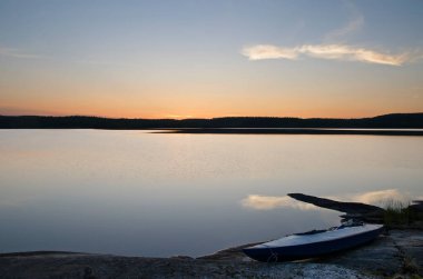 Yukarı Pulongskoye Gölü kıyısındaki Karelia kayalıklarında vahşi orman.