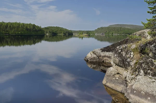 Yukarı Pulongskoye Gölü Kıyısındaki Karelia Kayalıklarında Vahşi Orman — Stok fotoğraf