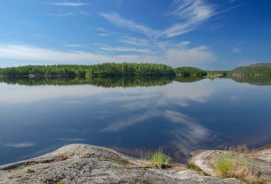 Yukarı Pulongskoye Gölü kıyısındaki Karelia kayalıklarında vahşi orman.