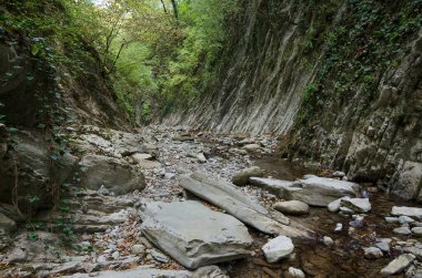 Lazarevskoye yakınlarındaki Kafkasya dağlarında Mamed Geçidi.