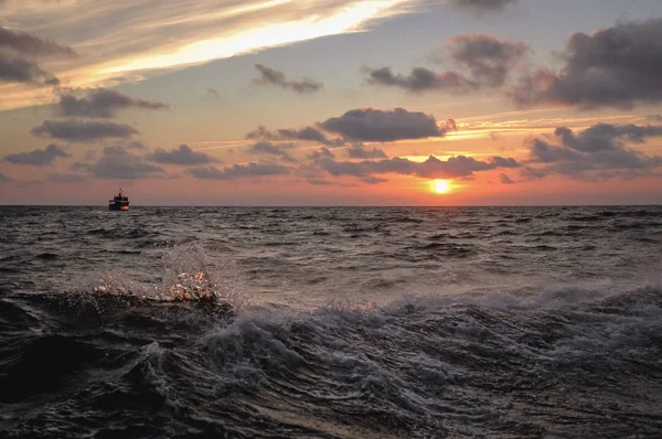 Pôr Sol Sobre Água Áspera Mar Báltico Visto Barco Turístico — Fotografia de Stock