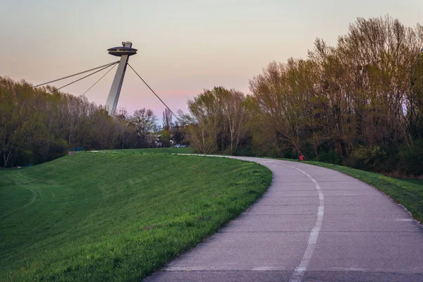 Kallade Ufo Bro Sett Från Cykelvägen Banvall Floden Donau Bratislava — Stockfoto