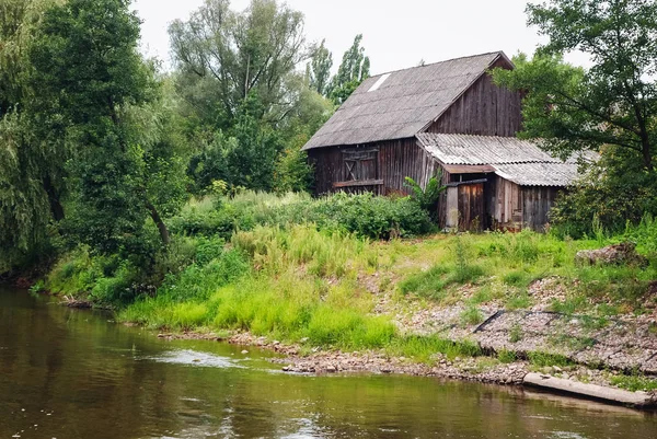 ポーランドのマゾフシェ県の Liwiec 川に架かる古い木造の納屋 — ストック写真