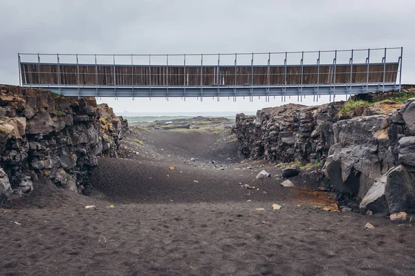 Midlina Pequena Ponte Simbólica Entre Dois Continentes Península Reykjanes Islândia — Fotografia de Stock