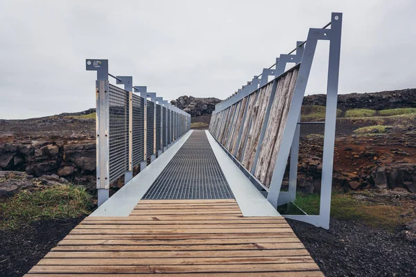 Midlina Pequeña Pasarela Simbólica Entre Dos Continentes Península Reykjanes Islandia —  Fotos de Stock