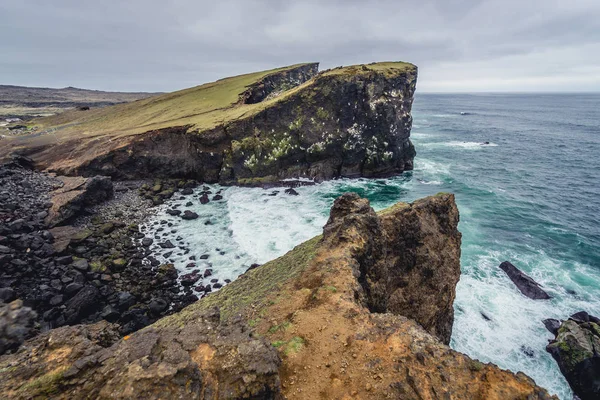 Valahnukur Cliff Located Atlantic Ocean Shore Reykjanes Peninsula Iceland — Stock Photo, Image