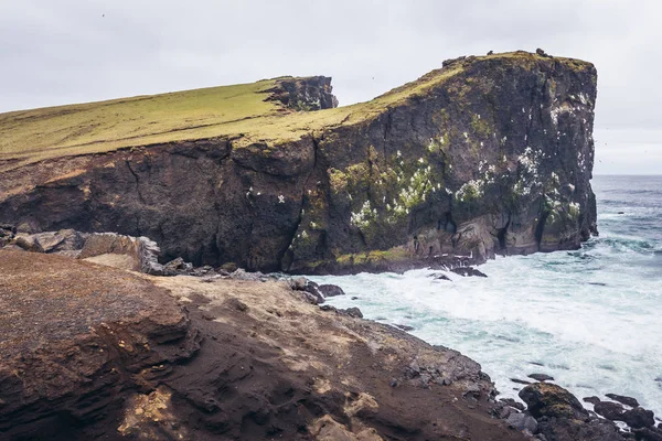 Valahnukur Cliff Located Atlantic Ocean Shore Reykjanes Peninsula Iceland — Stock Photo, Image