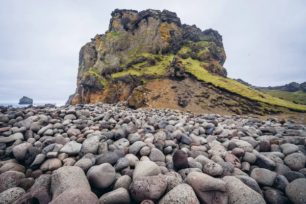 Valahnukamol Beach Covered Large Stones Tuff Mount Valahnukur Located Reykjanes — Stock Photo, Image