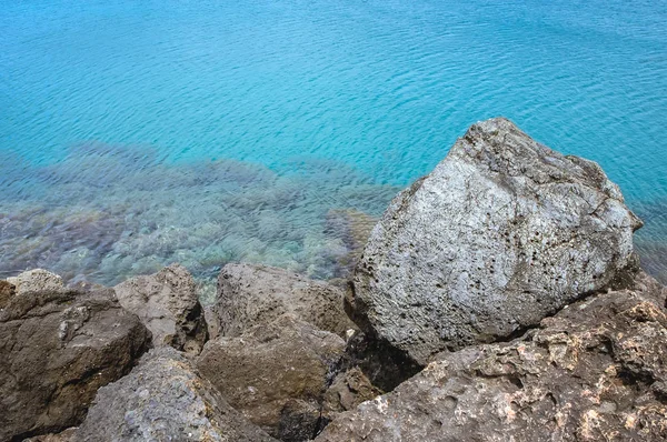 レティムノ クレタ島 ギリシャの町で地中海ビーチで防波堤の岩 — ストック写真