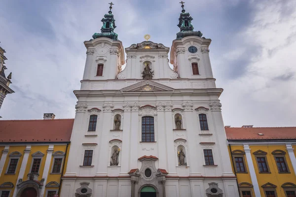 チェコ共和国の小さな都市ウエルスケ フラディティにある聖フランシス ザビエル教会の正面 — ストック写真