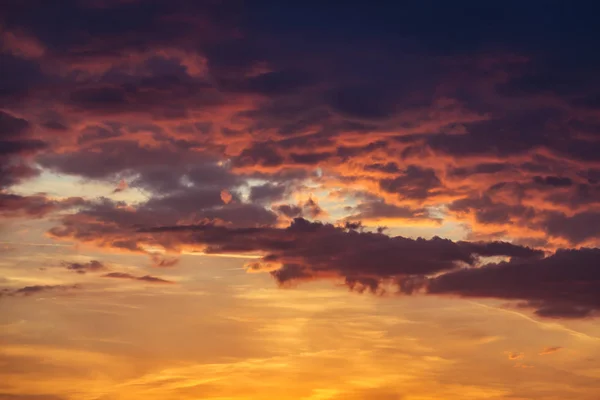 Драматичні Червоного Помаранчевого Жовтого Хмари Під Час Заходу Сонця Польщі — стокове фото