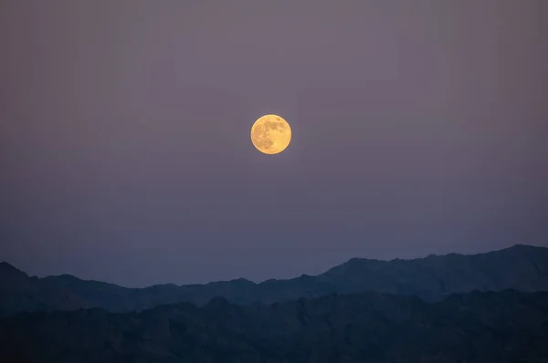 Σελήνη Πάνω Από Γύρω Βουνά Στην Taba Θέρετρο Πόλη Κοντά — Φωτογραφία Αρχείου
