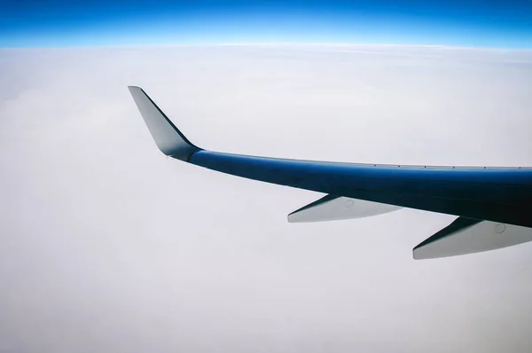 Vista Uma Janela Avião Passageiros Durante Voo Acima Nuvens Leitosas — Fotografia de Stock