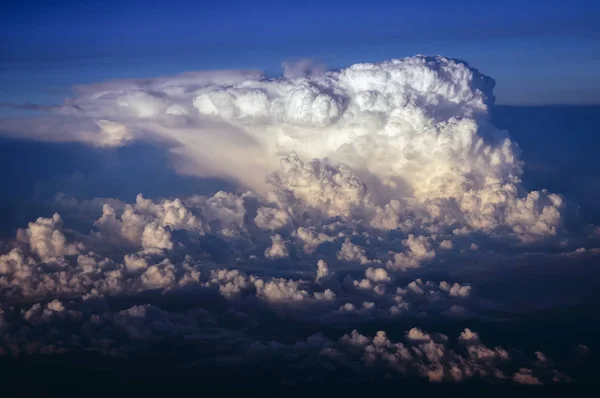 Uitzicht Vanuit Een Raam Van Passagiersvliegtuig Tijdens Vlucht Boven Wolken — Stockfoto