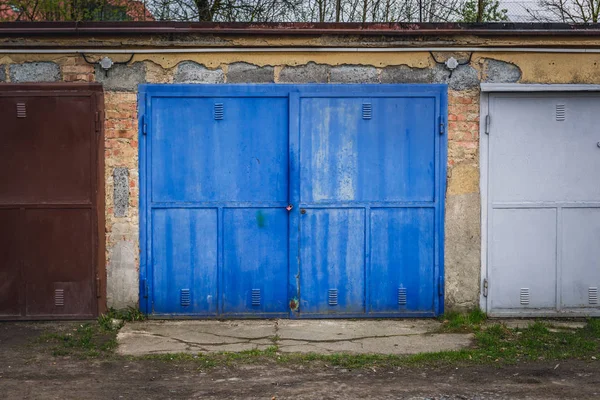 Řada Starých Garáží Kovové Brány Rožnově Pod Radhoštěm Malé Město — Stock fotografie