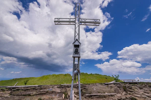 ビェシチャディ国立公園 ポーランドの Smerek 山のカトリックのクロス — ストック写真