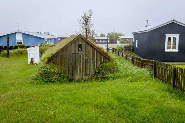 Eyrarbakki アイスランド南部の小さな村で小さな Sod セラー — ストック写真