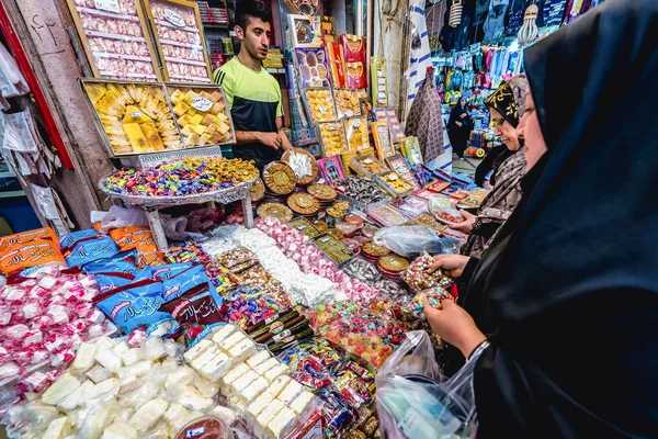 Shiraz Irán Octubre 2016 Mujer Compra Dulces Bazar Hadji Shiraz — Foto de Stock